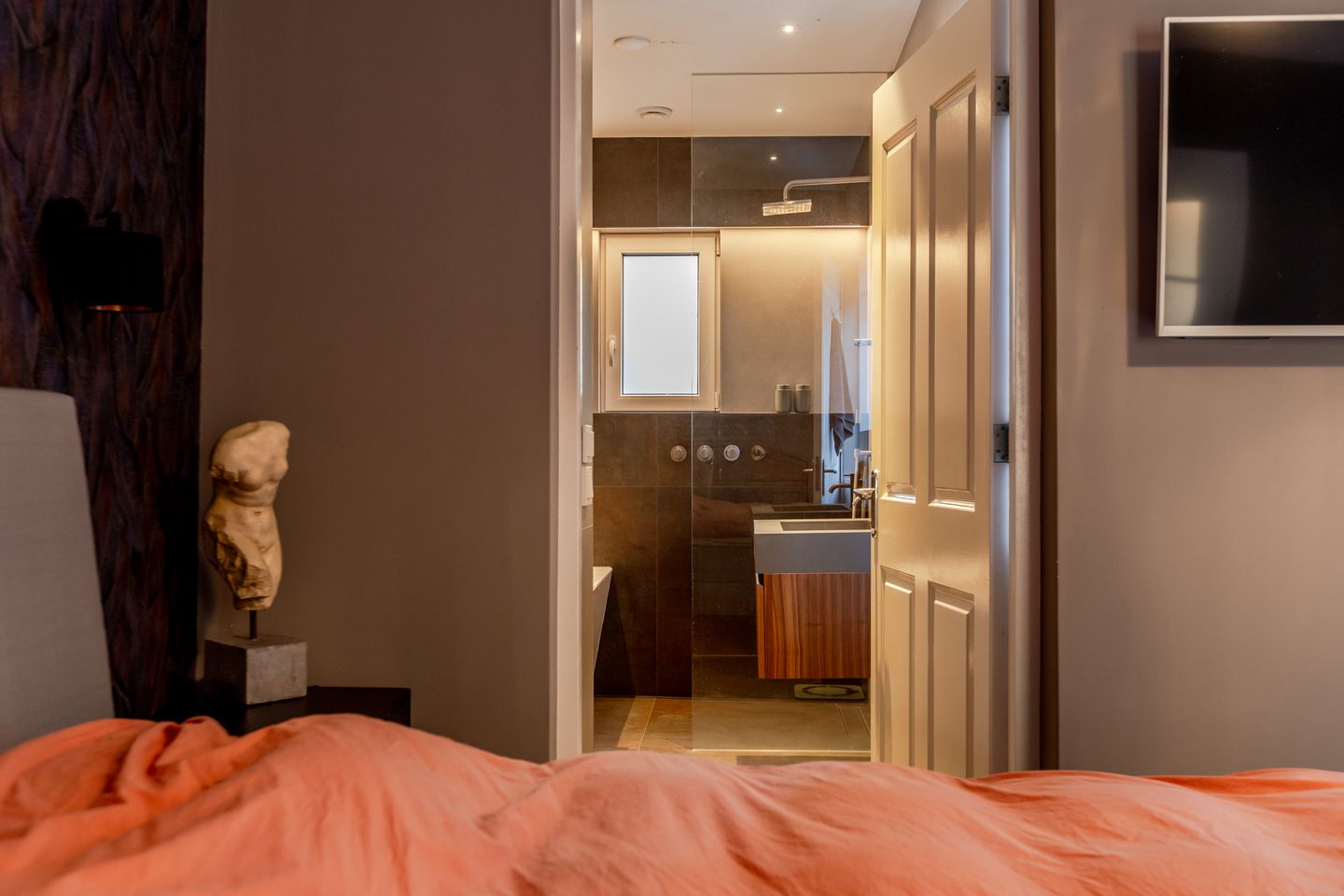 Historic Canal House with Modern Luxury in Gouda Centre — 19