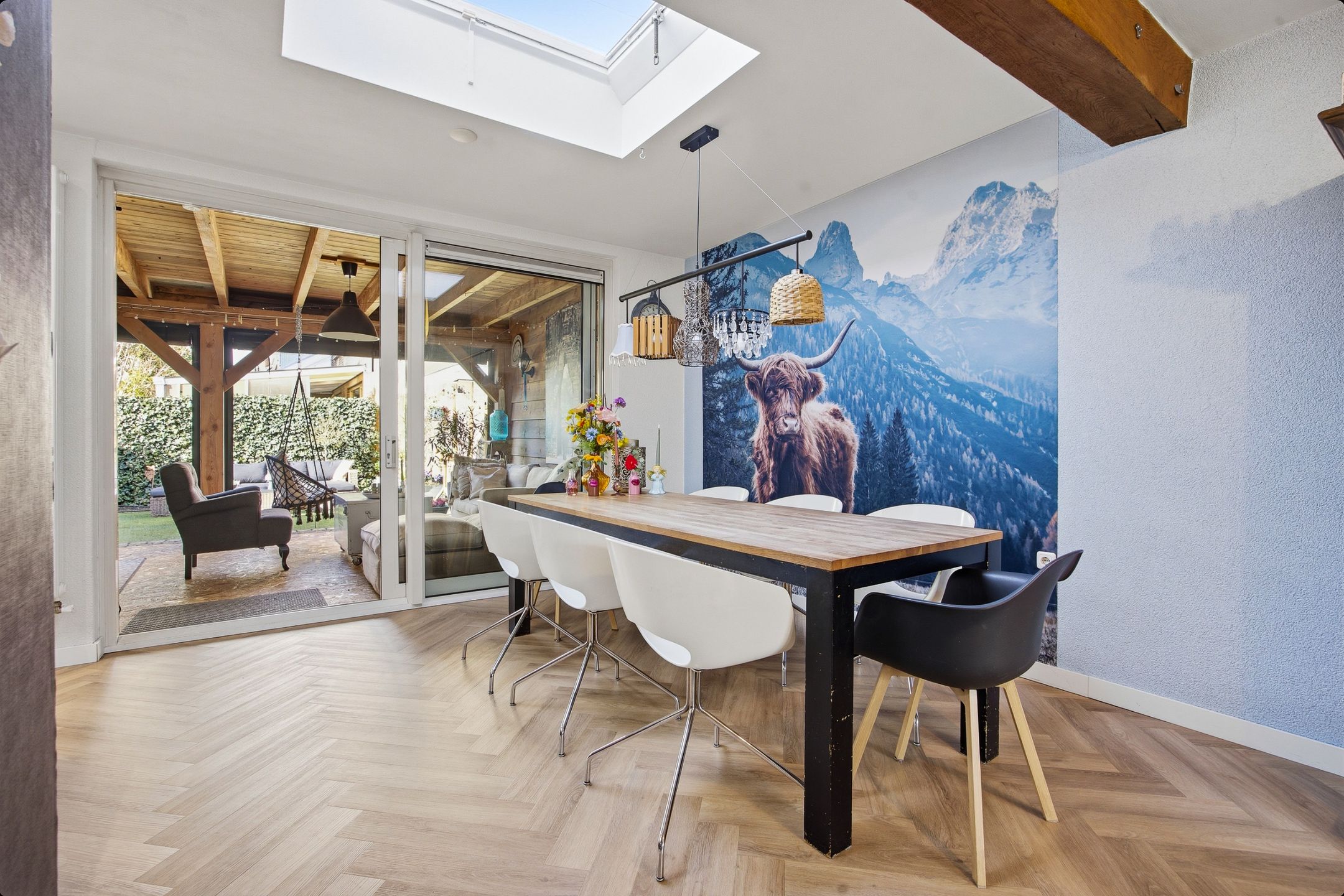 Spacious and sustainably renovated semi-detached home with modern finishes and garden extensions — 15