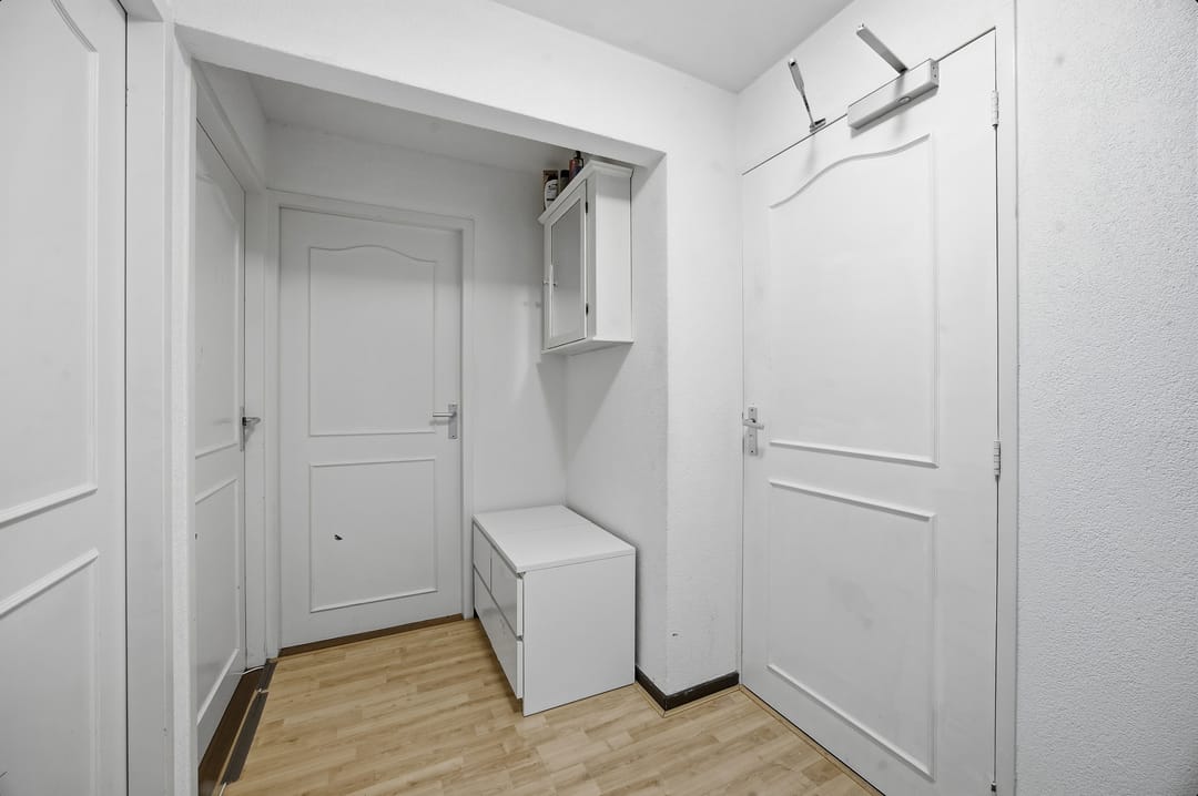 Spacious and sustainably renovated semi-detached home with modern finishes and garden extensions — 23