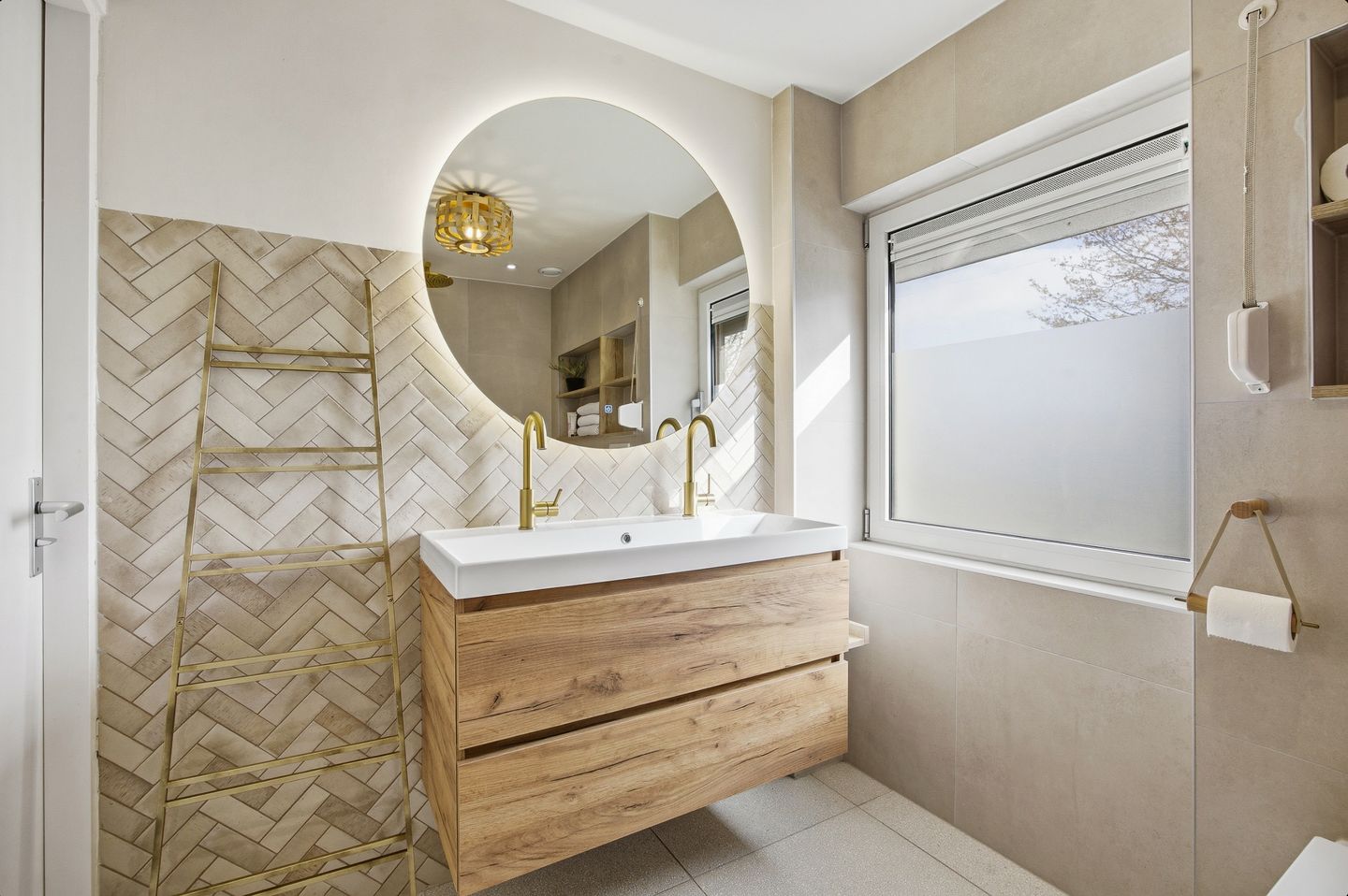 Spacious and sustainably renovated semi-detached home with modern finishes and garden extensions — 25