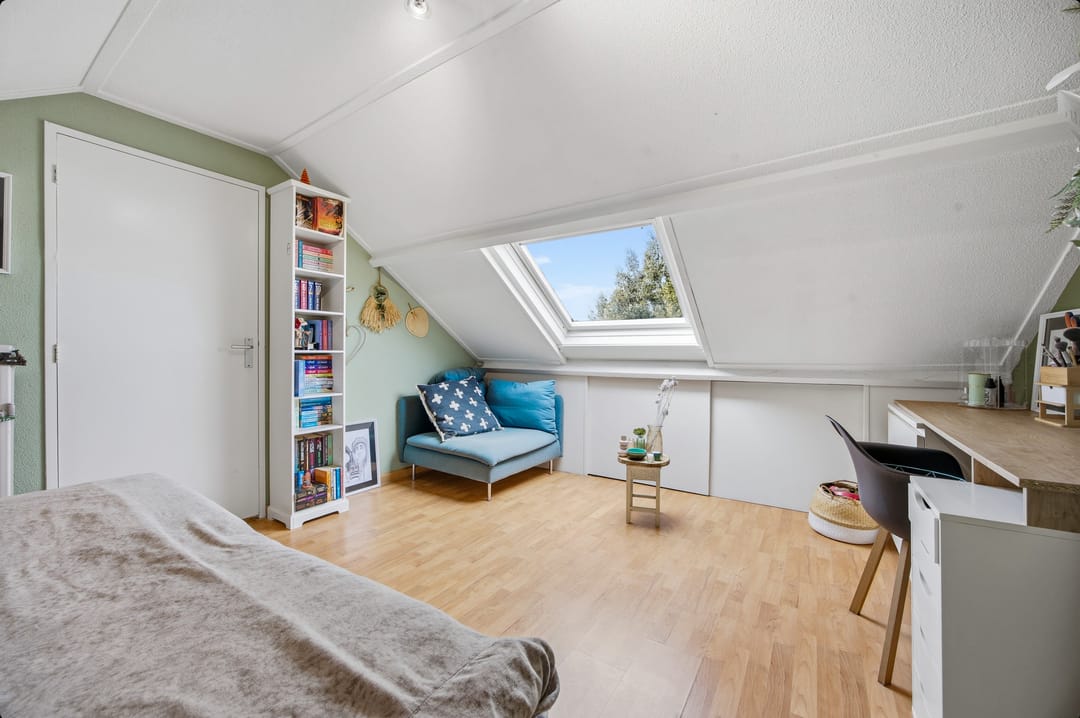 Spacious and sustainably renovated semi-detached home with modern finishes and garden extensions — 36