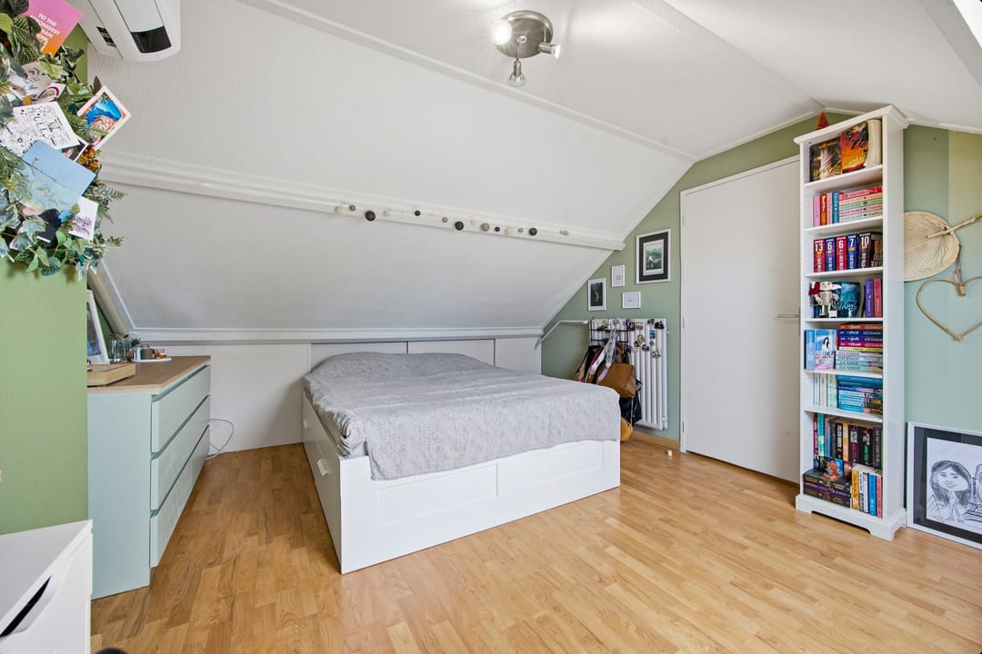 Spacious and sustainably renovated semi-detached home with modern finishes and garden extensions — 37