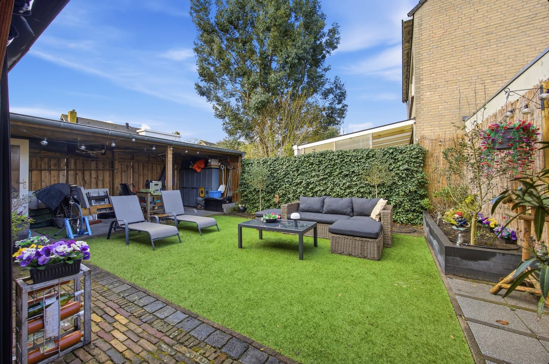 Spacious and sustainably renovated semi-detached home with modern finishes and garden extensions — 45