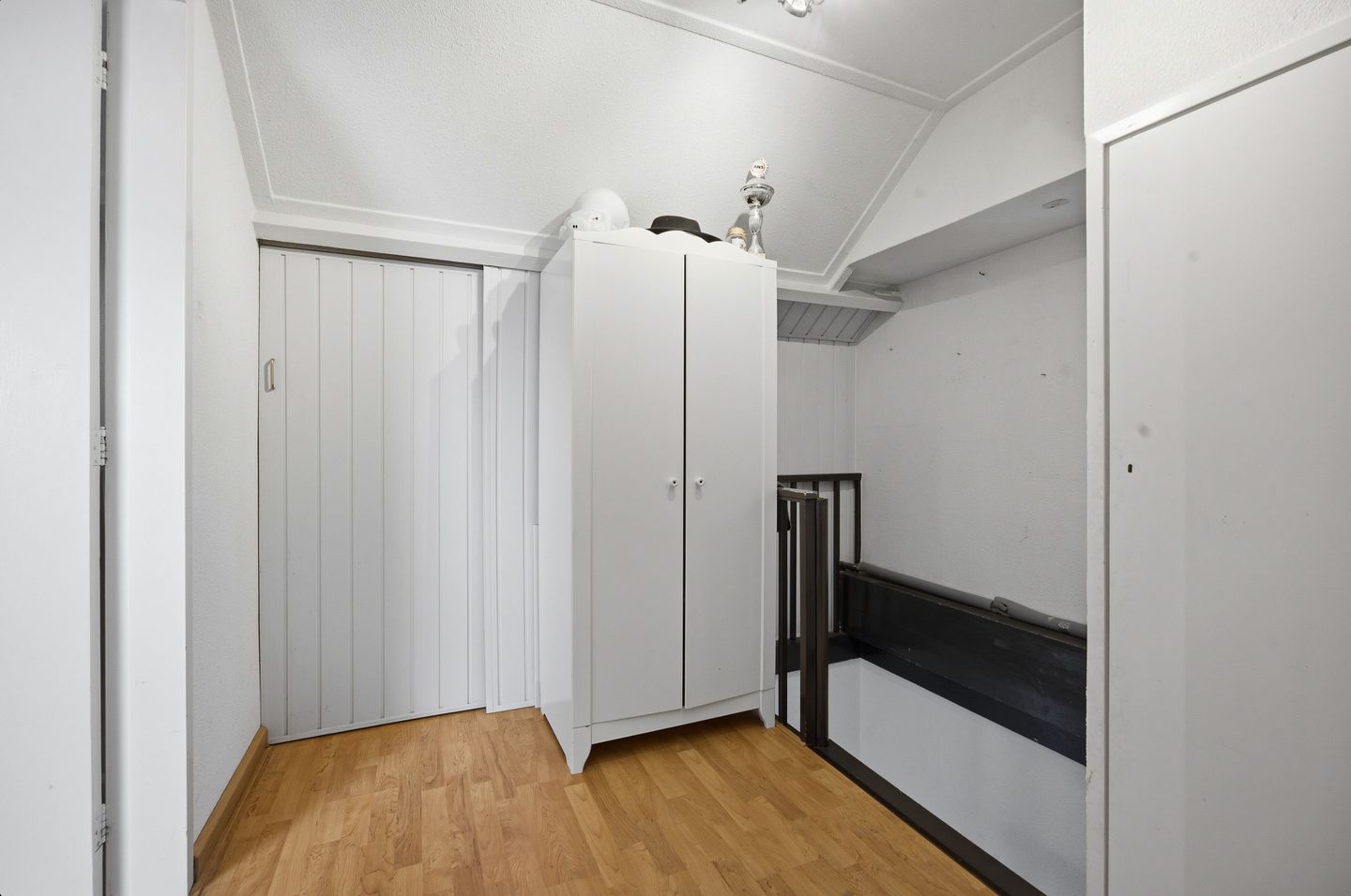 Spacious and sustainably renovated semi-detached home with modern finishes and garden extensions — 34