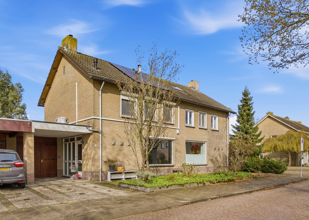 Ruim en duurzaam gerenoveerde tussenwoning met moderne afwerking en tuinaanbouw