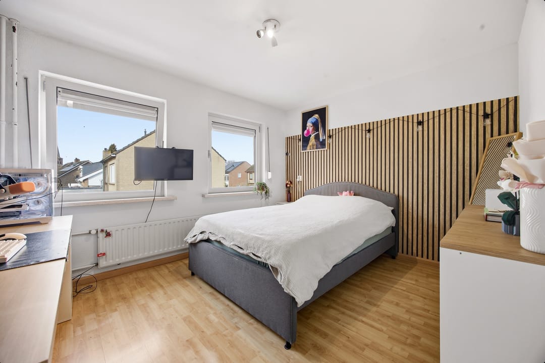 Spacious and sustainably renovated semi-detached home with modern finishes and garden extensions — 27