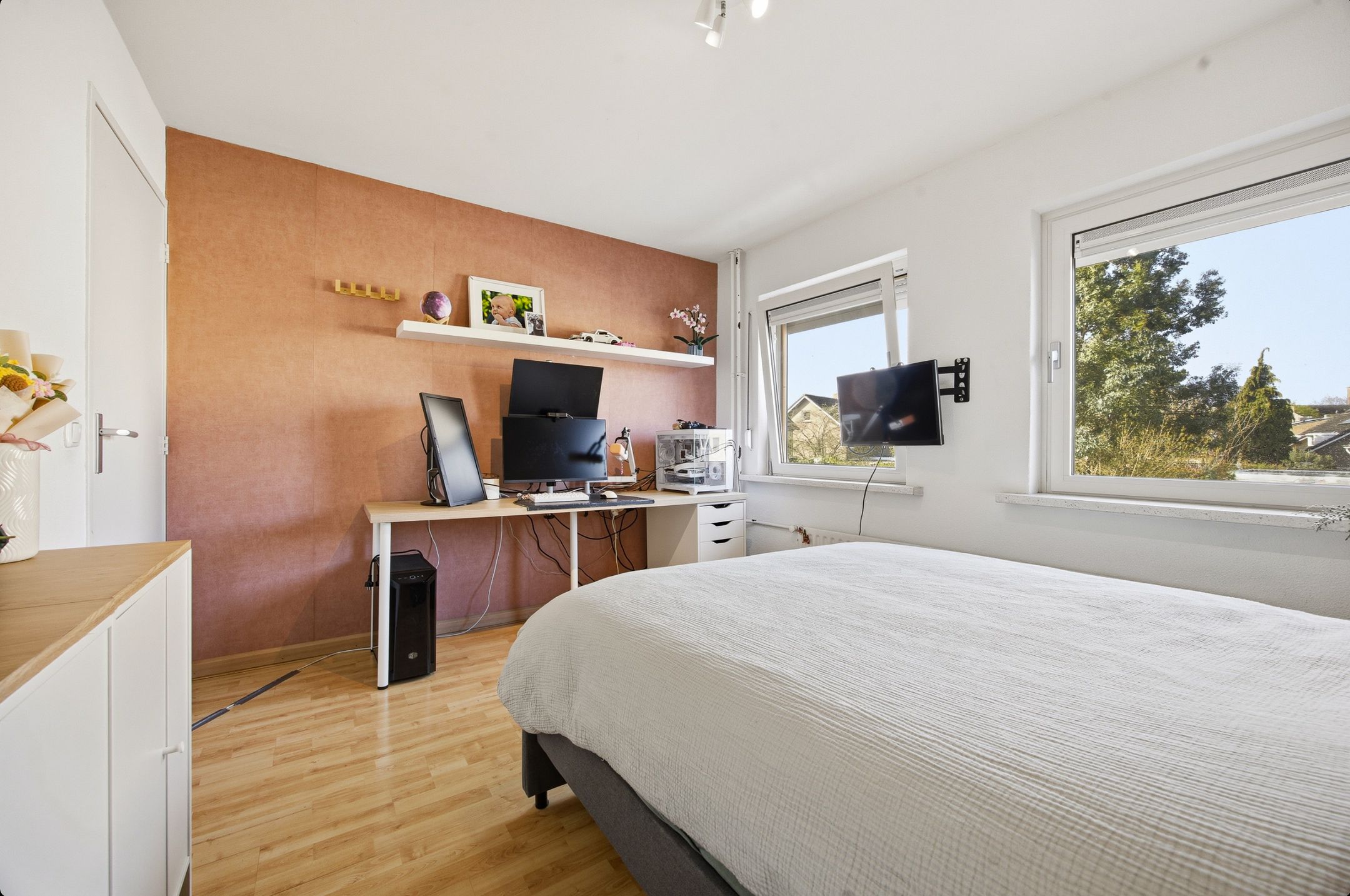 Spacious and sustainably renovated semi-detached home with modern finishes and garden extensions — 29