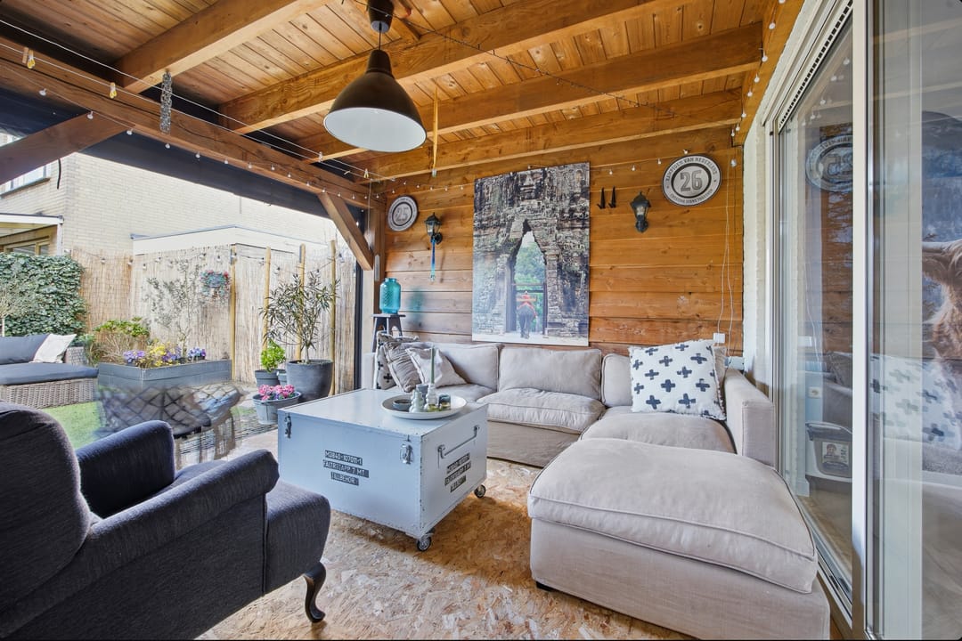 Spacious and sustainably renovated semi-detached home with modern finishes and garden extensions — 40