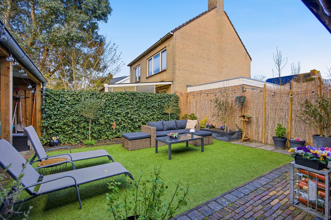 Spacious and sustainably renovated semi-detached home with modern finishes and garden extensions — 46