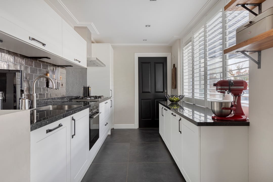 Spacious Corner Home with Nature Views and Five Bedrooms in Volendam — 13