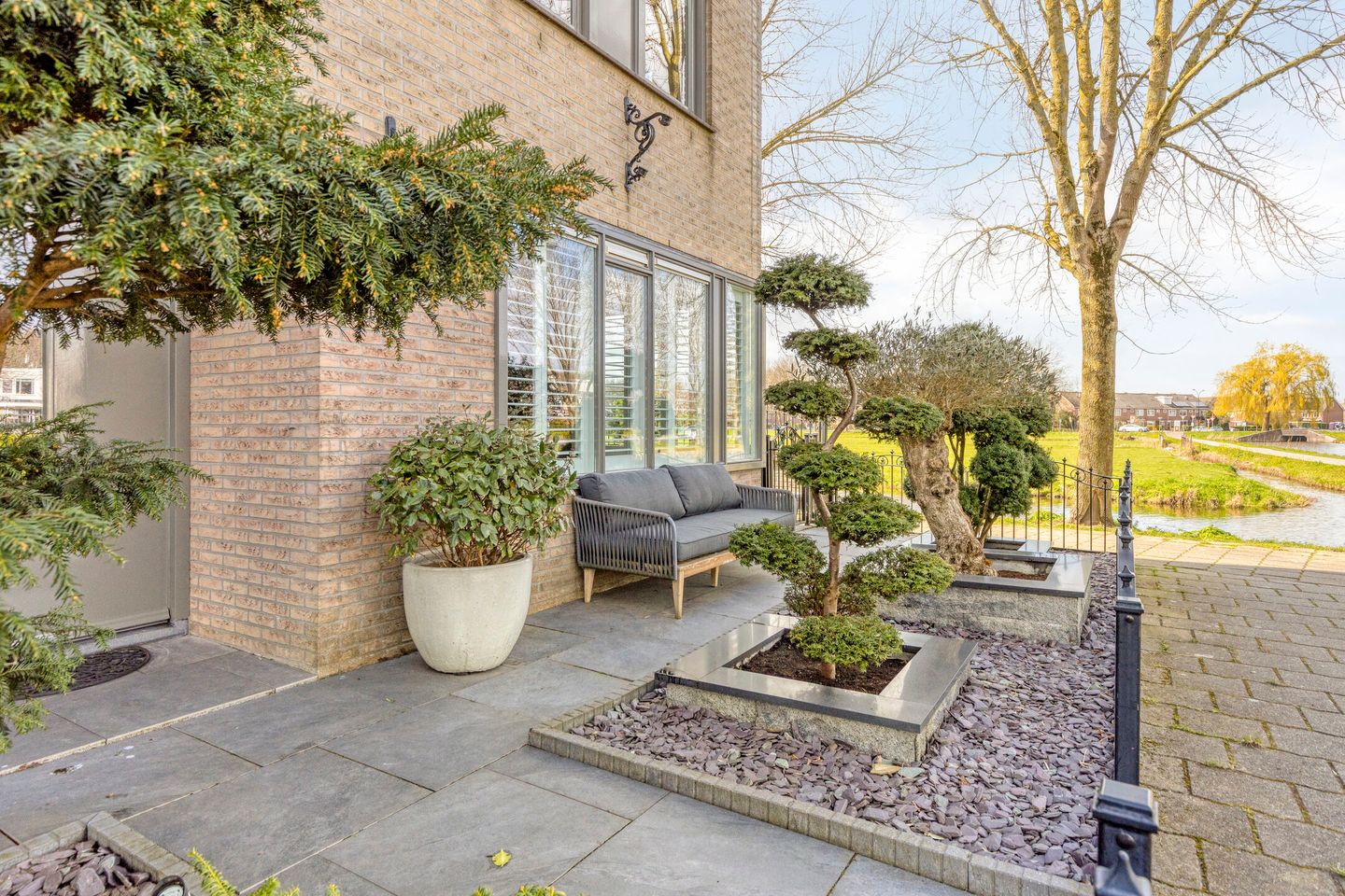 Spacious Corner Home with Nature Views and Five Bedrooms in Volendam — 49