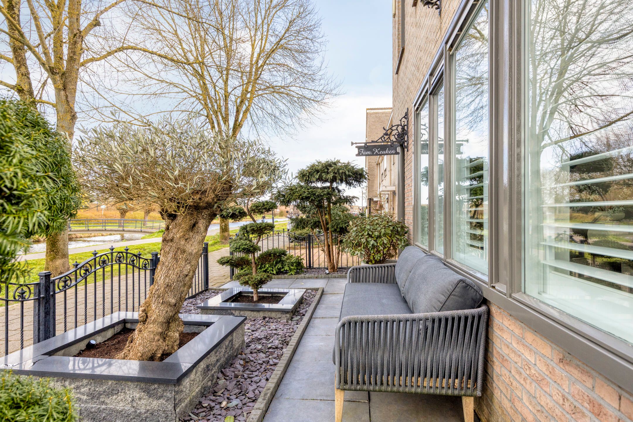 Spacious Corner Home with Nature Views and Five Bedrooms in Volendam — 21