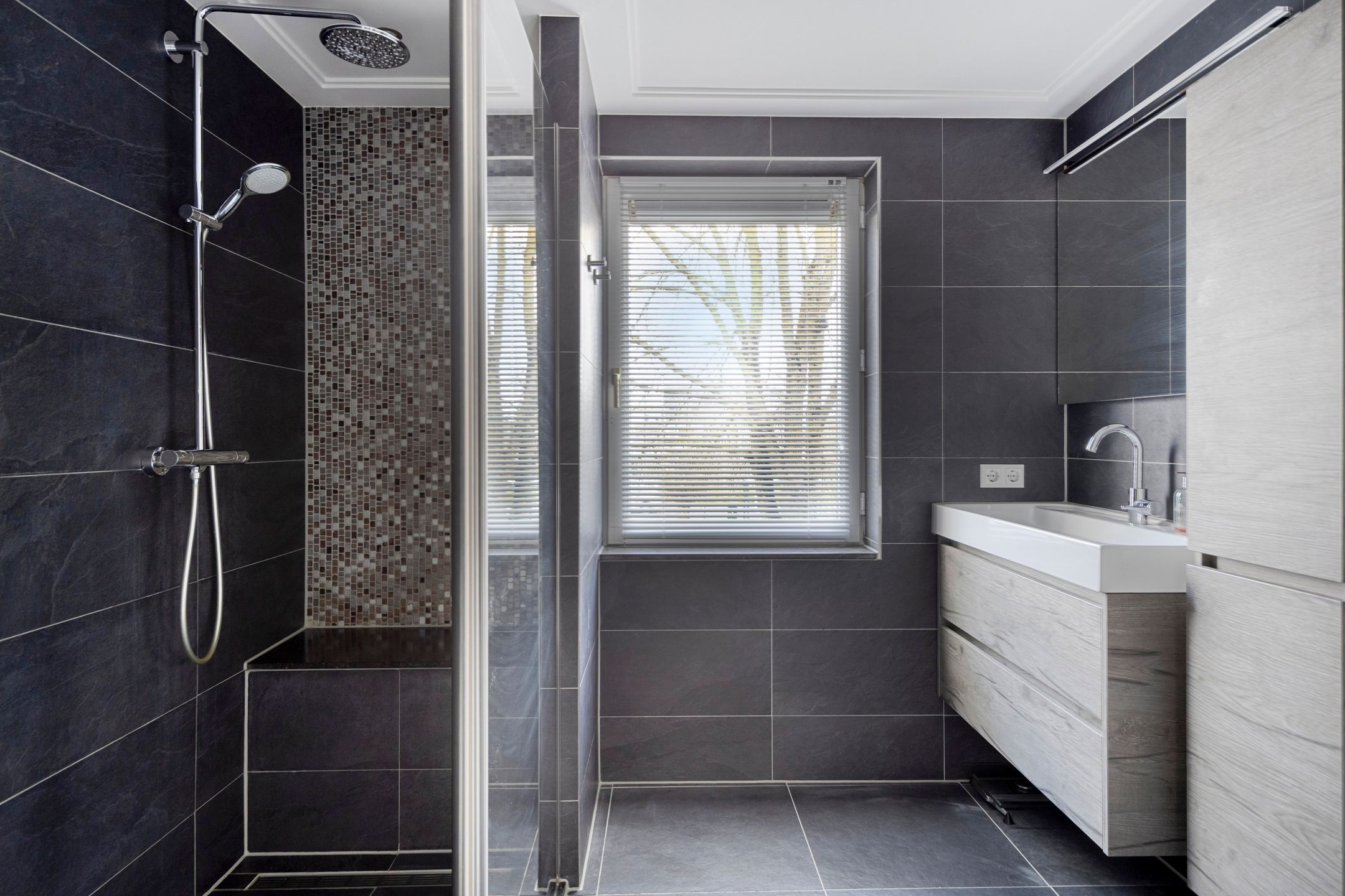 Spacious Corner Home with Nature Views and Five Bedrooms in Volendam — 30
