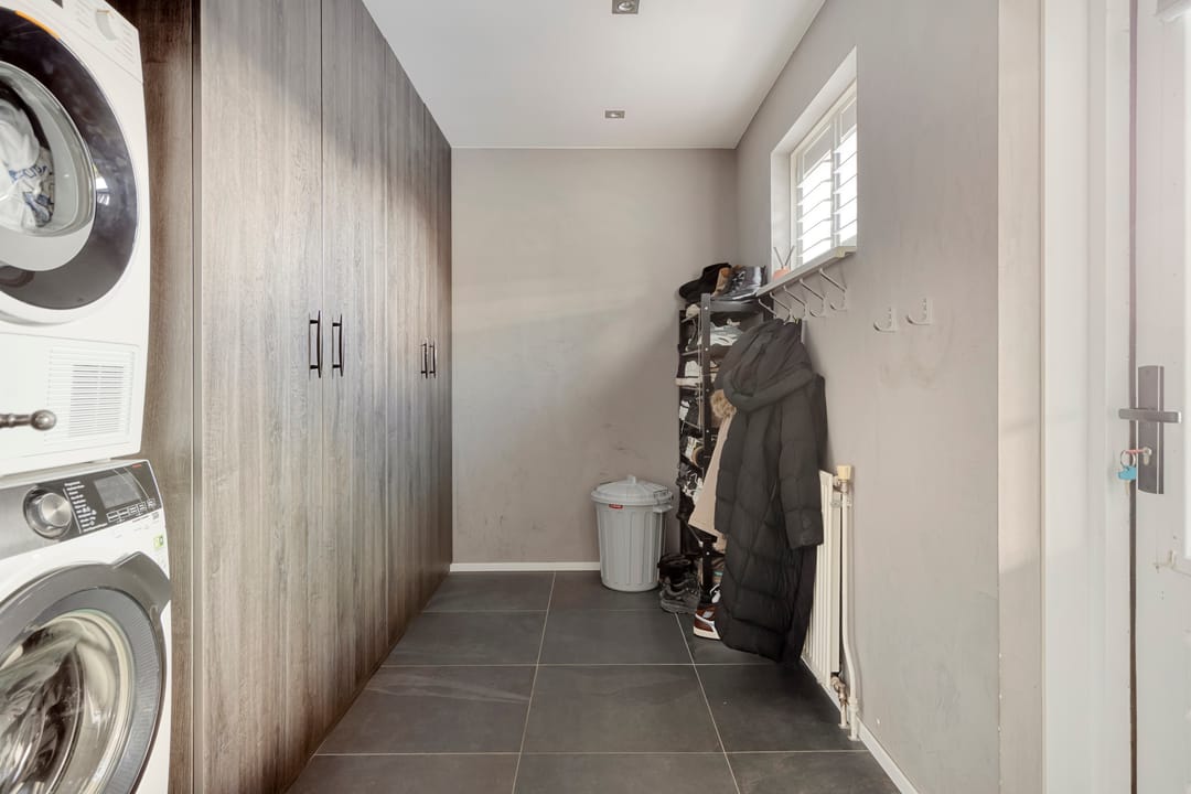 Spacious Corner Home with Nature Views and Five Bedrooms in Volendam — 16