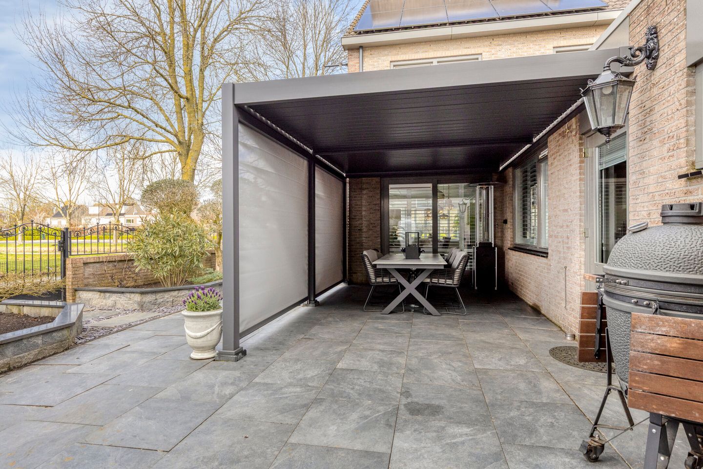 Spacious Corner Home with Nature Views and Five Bedrooms in Volendam — 19