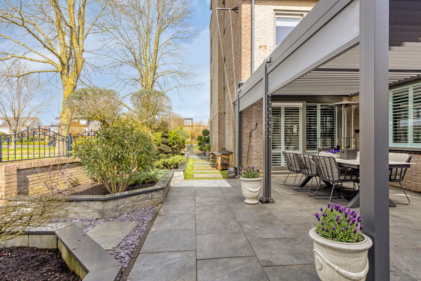 Spacious Corner Home with Nature Views and Five Bedrooms in Volendam — 20