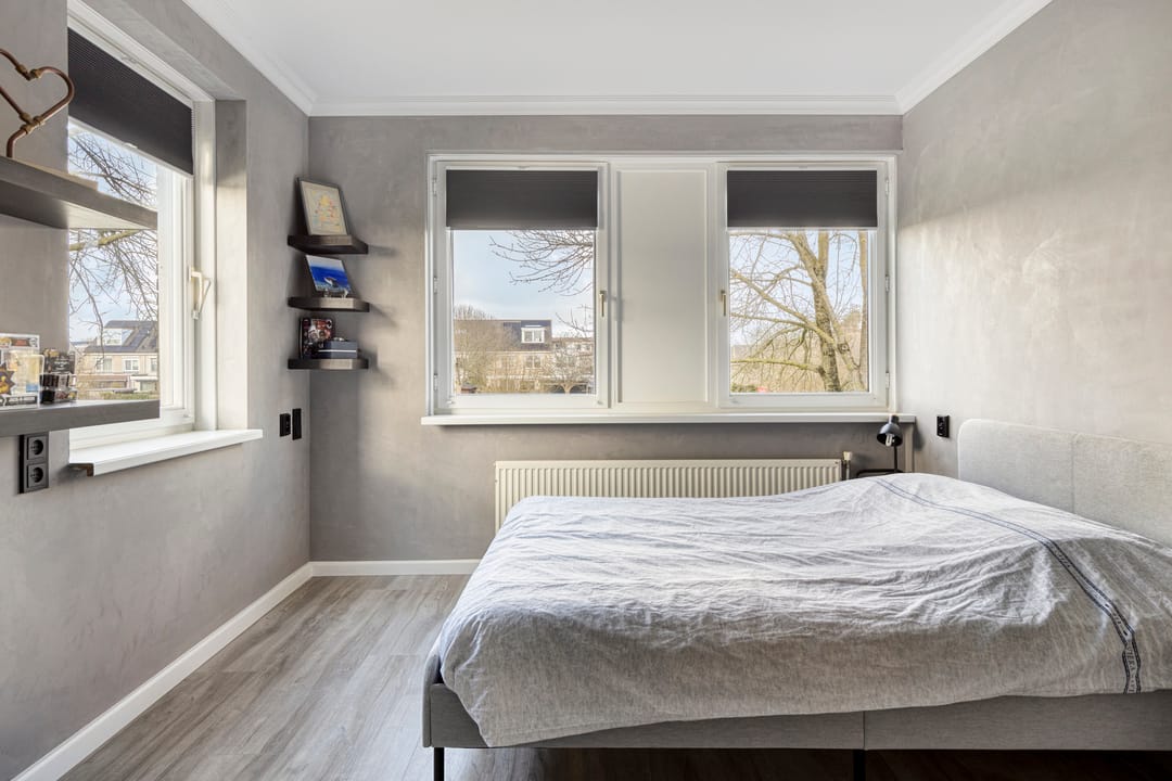 Spacious Corner Home with Nature Views and Five Bedrooms in Volendam — 28