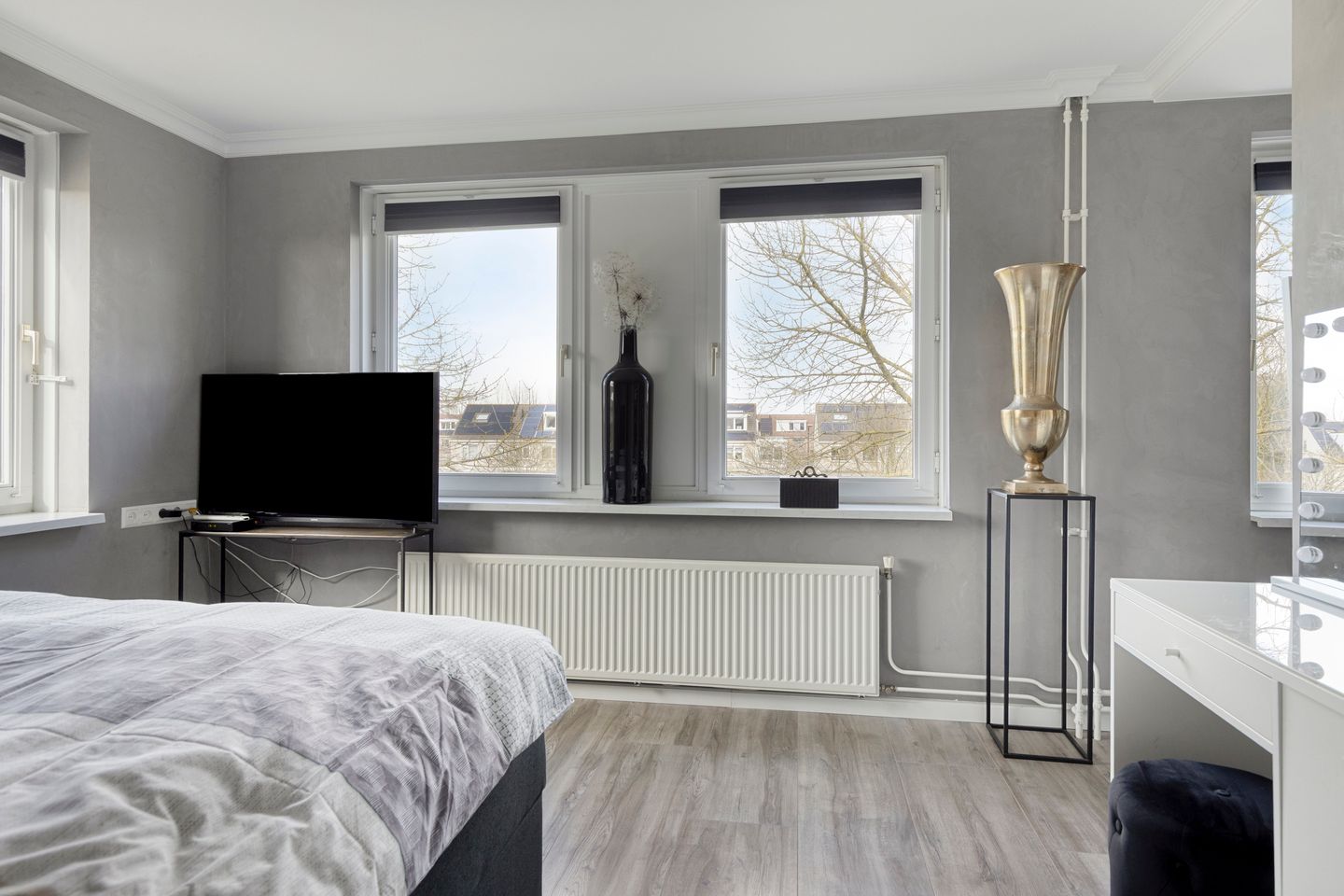 Spacious Corner Home with Nature Views and Five Bedrooms in Volendam — 35