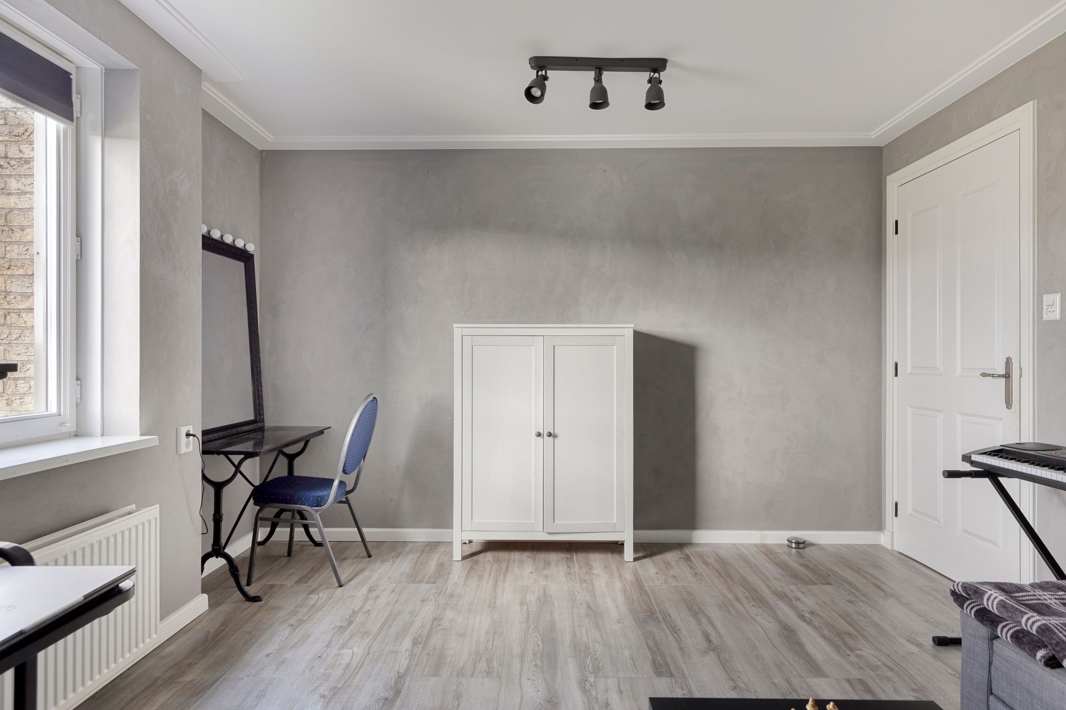 Spacious Corner Home with Nature Views and Five Bedrooms in Volendam — 42