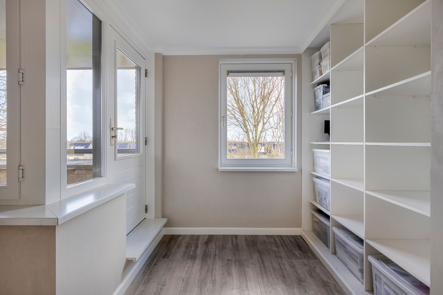 Spacious Corner Home with Nature Views and Five Bedrooms in Volendam — 44