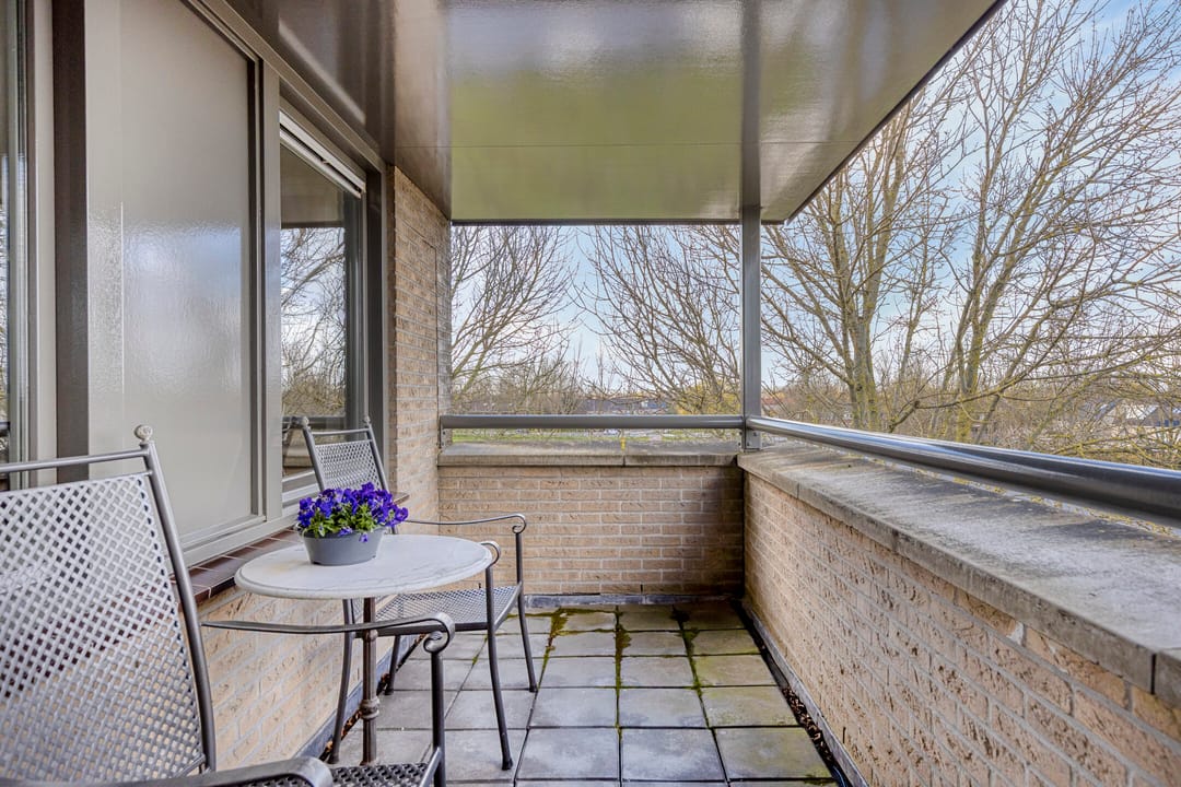 Spacious Corner Home with Nature Views and Five Bedrooms in Volendam — 46