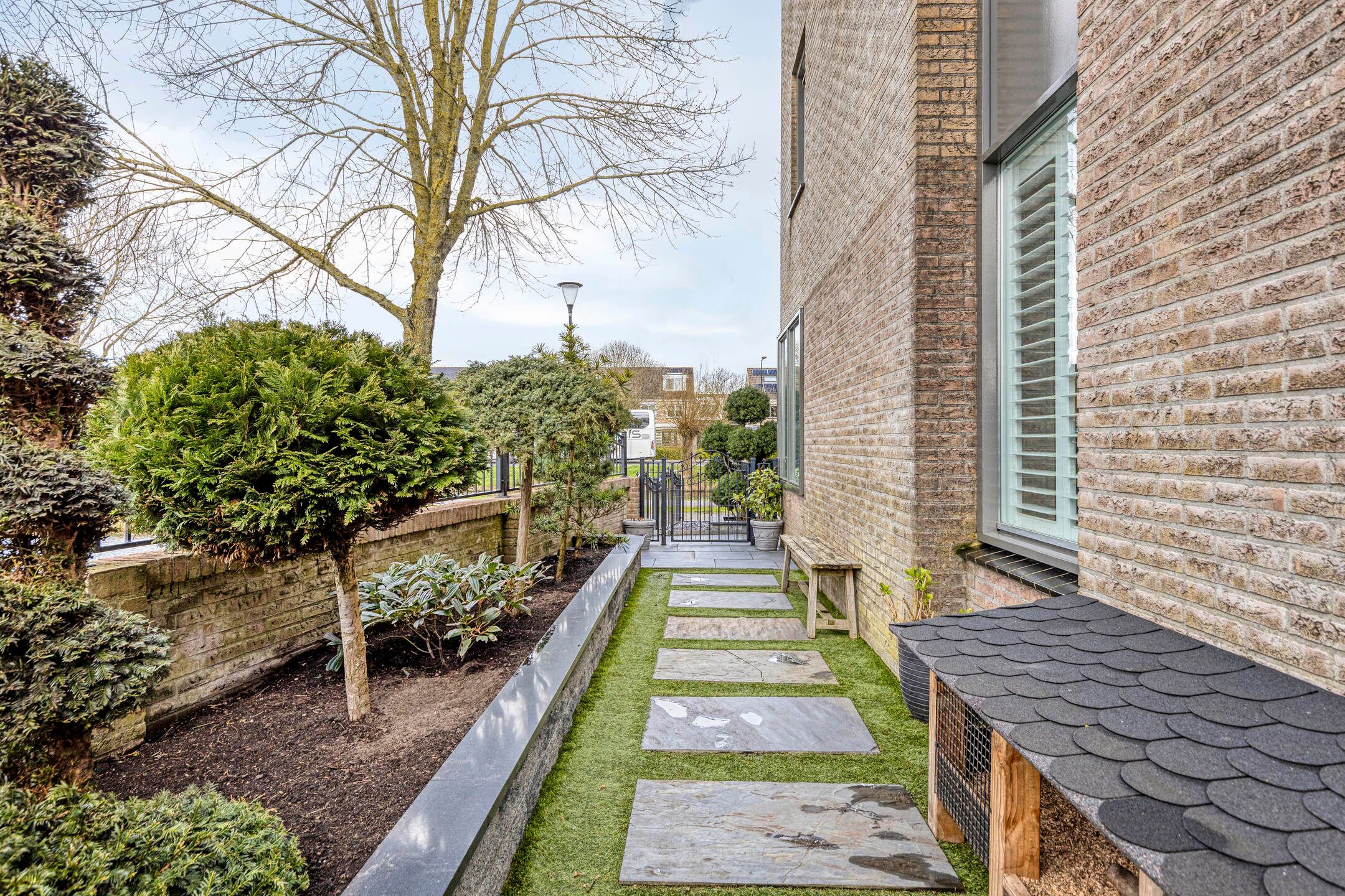 Spacious Corner Home with Nature Views and Five Bedrooms in Volendam — 51