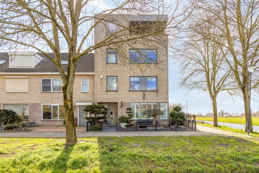 Spacious Corner Home with Nature Views and Five Bedrooms in Volendam — 52