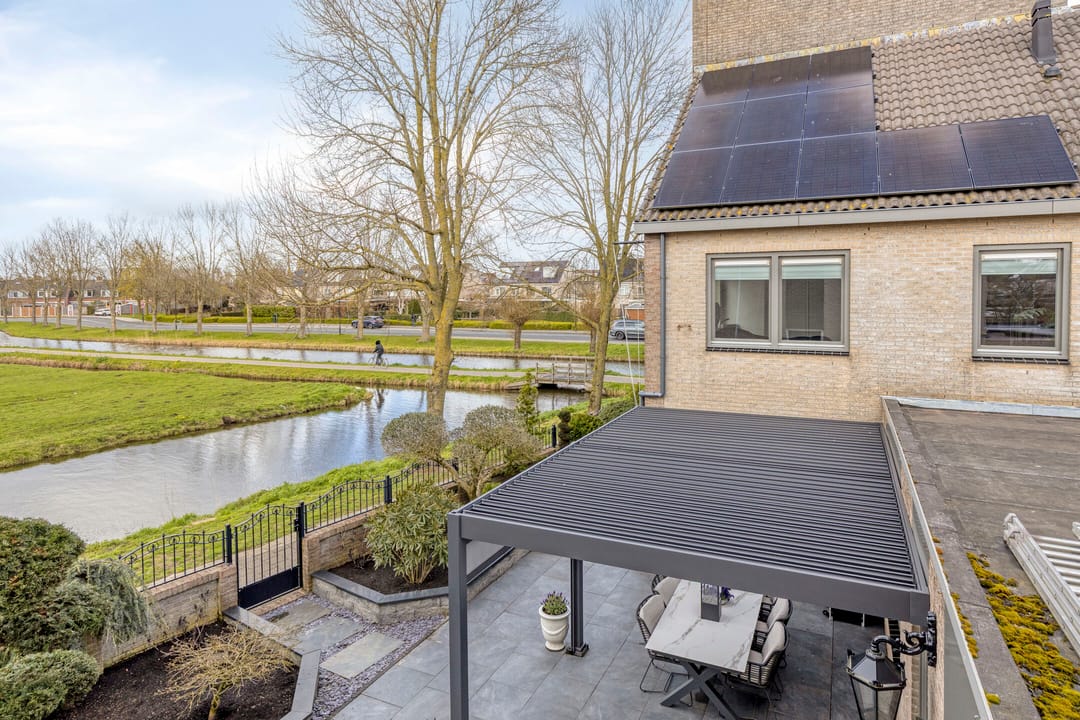 Spacious Corner Home with Nature Views and Five Bedrooms in Volendam — 53