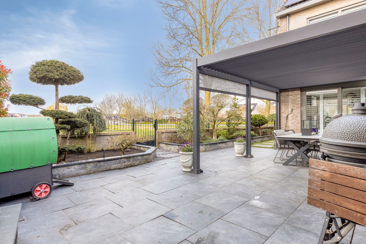 Spacious Corner Home with Nature Views and Five Bedrooms in Volendam — 55