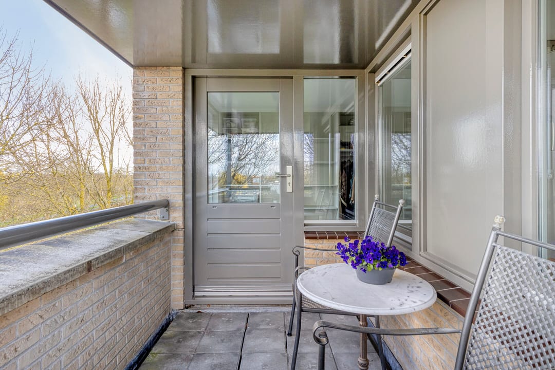Spacious Corner Home with Nature Views and Five Bedrooms in Volendam — 47