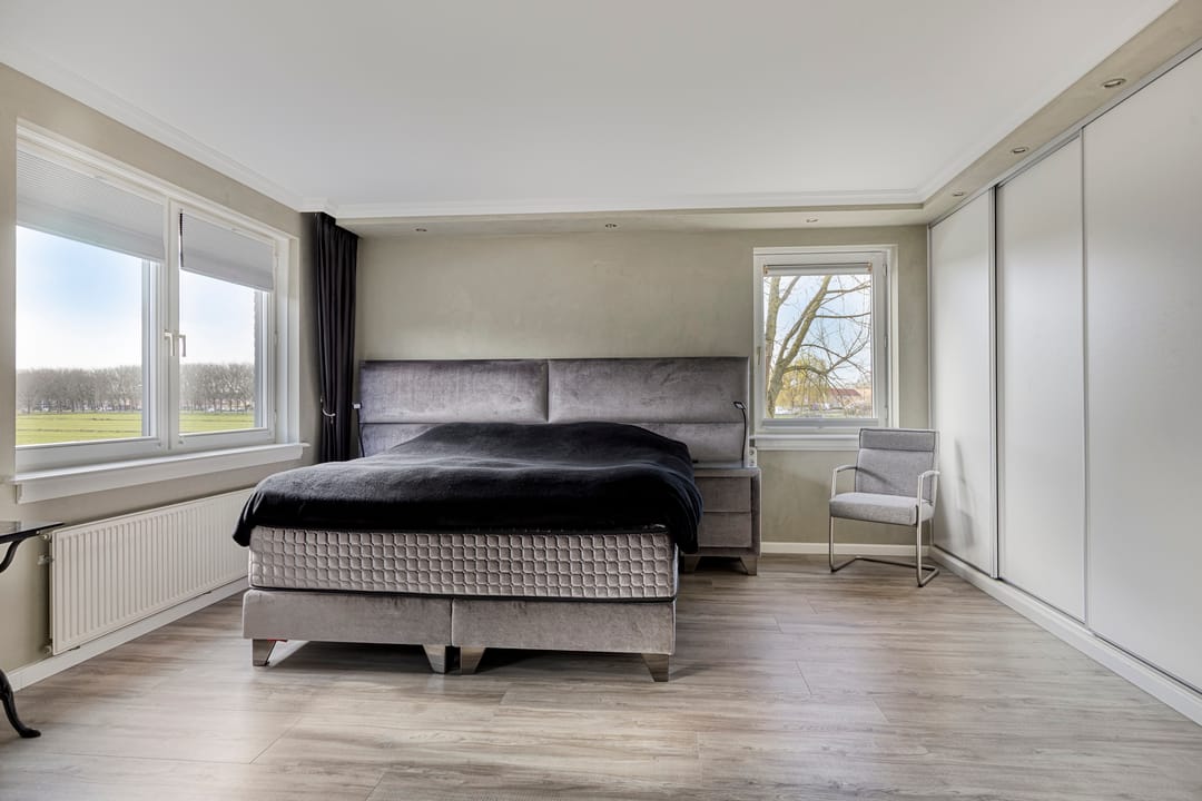 Spacious Corner Home with Nature Views and Five Bedrooms in Volendam — 26