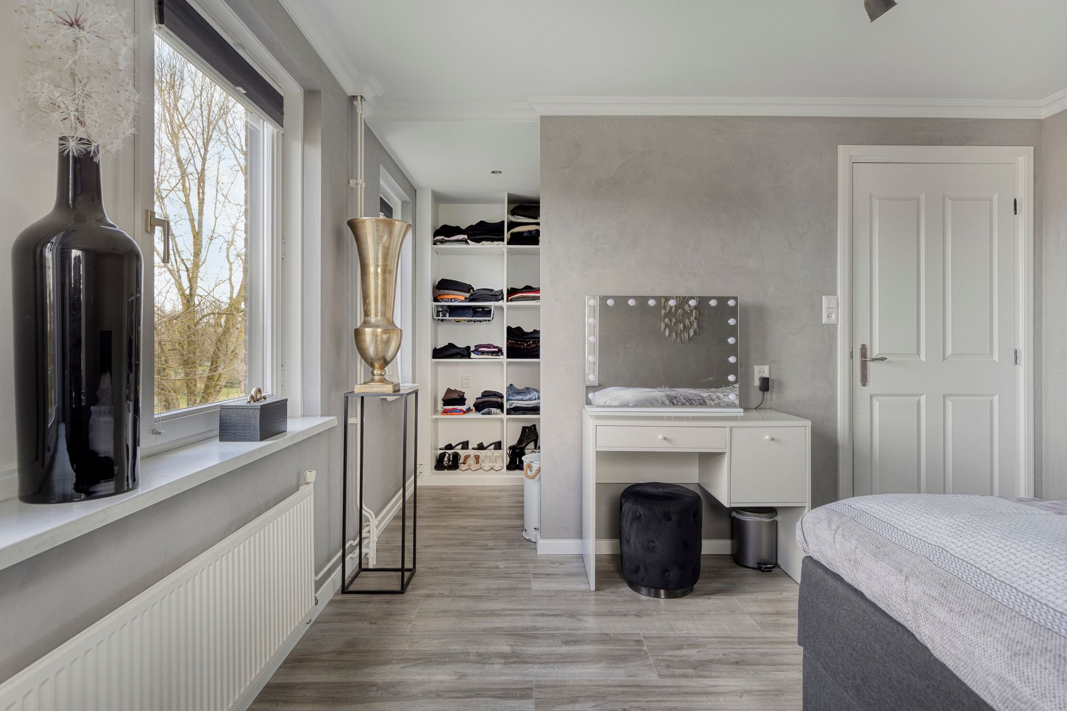 Spacious Corner Home with Nature Views and Five Bedrooms in Volendam — 36