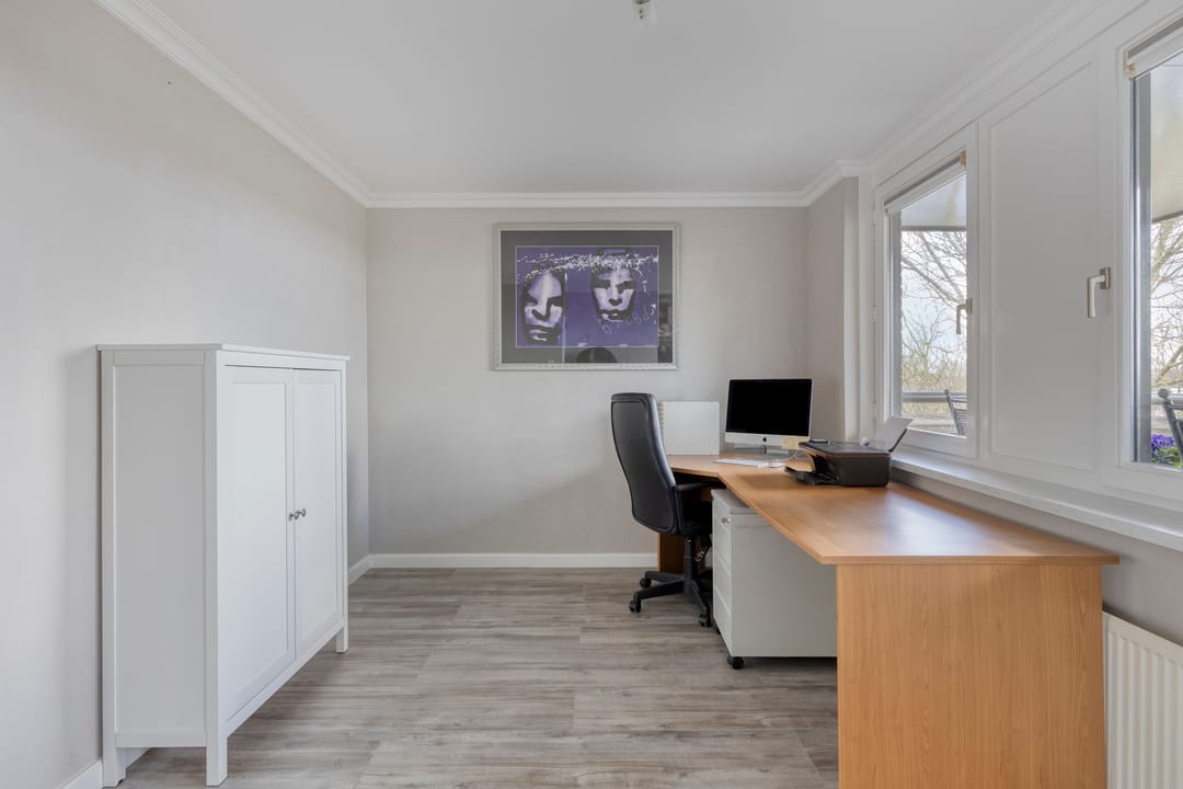 Spacious Corner Home with Nature Views and Five Bedrooms in Volendam — 43
