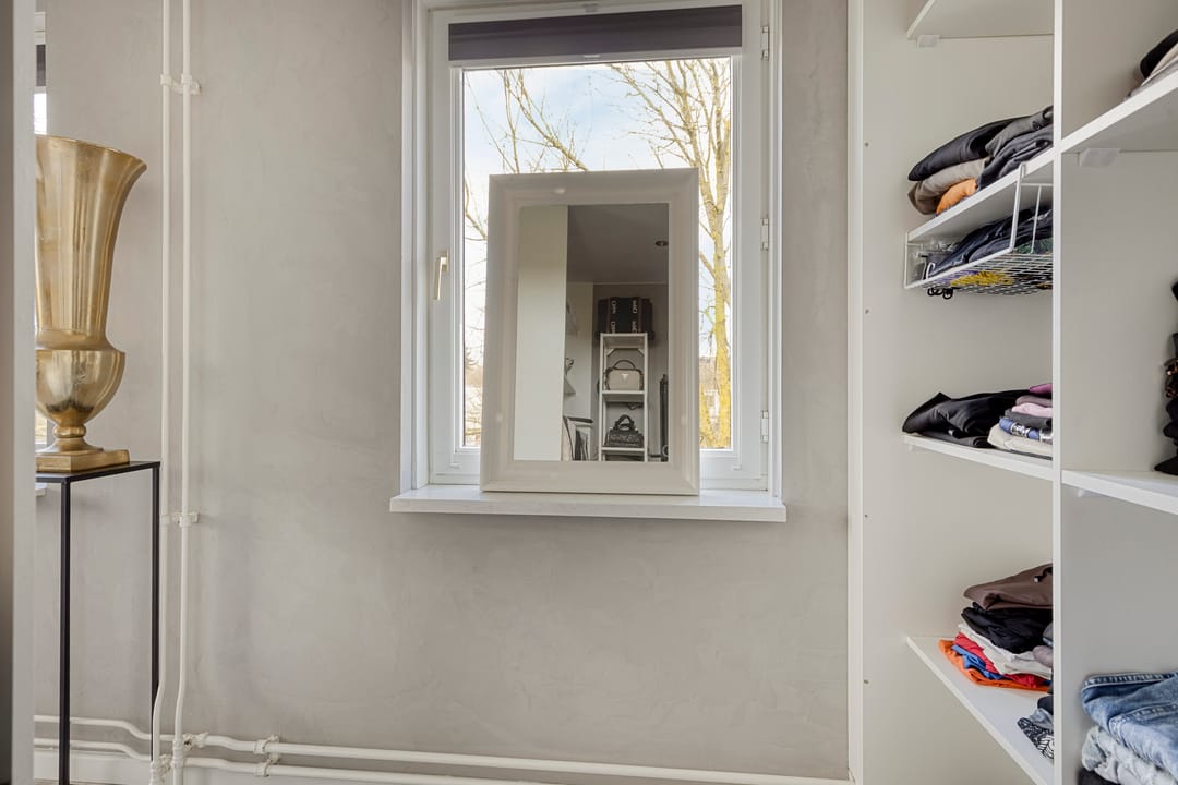 Spacious Corner Home with Nature Views and Five Bedrooms in Volendam — 38