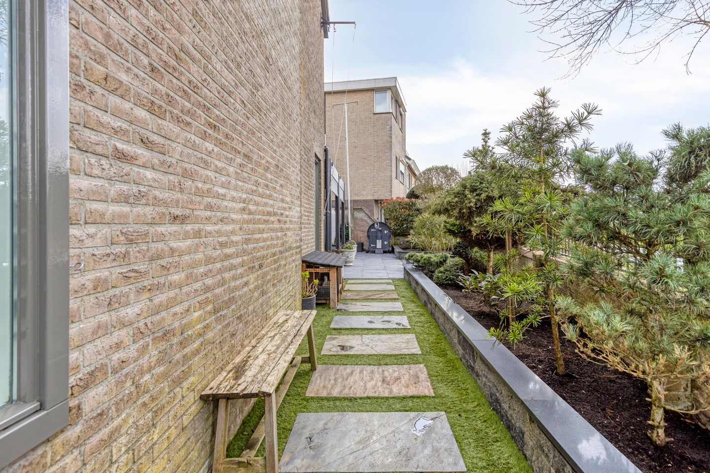 Spacious Corner Home with Nature Views and Five Bedrooms in Volendam — 50