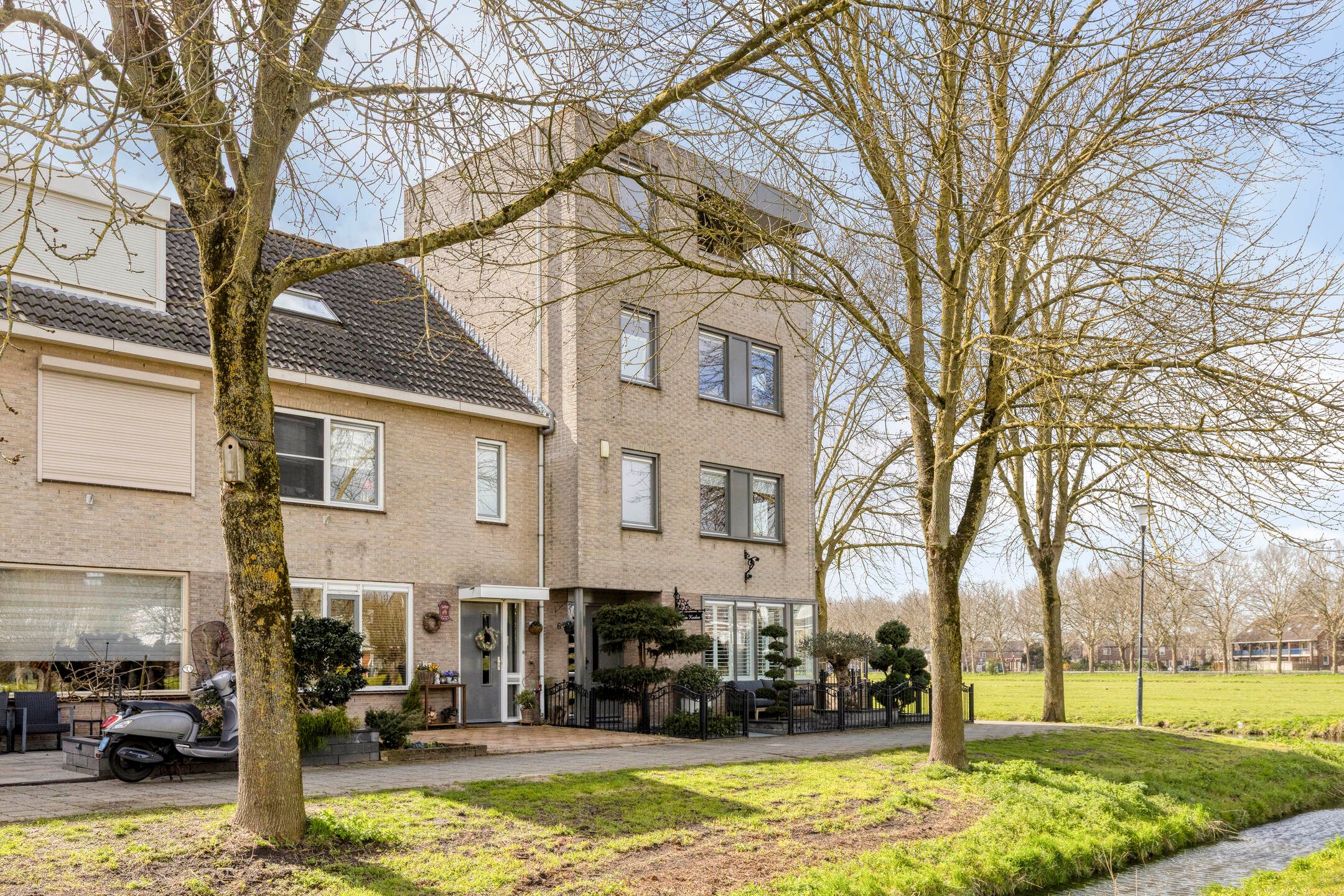 Spacious Corner Home with Nature Views and Five Bedrooms in Volendam — 48