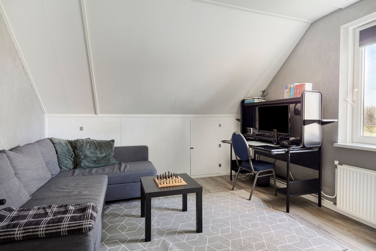 Spacious Corner Home with Nature Views and Five Bedrooms in Volendam — 40