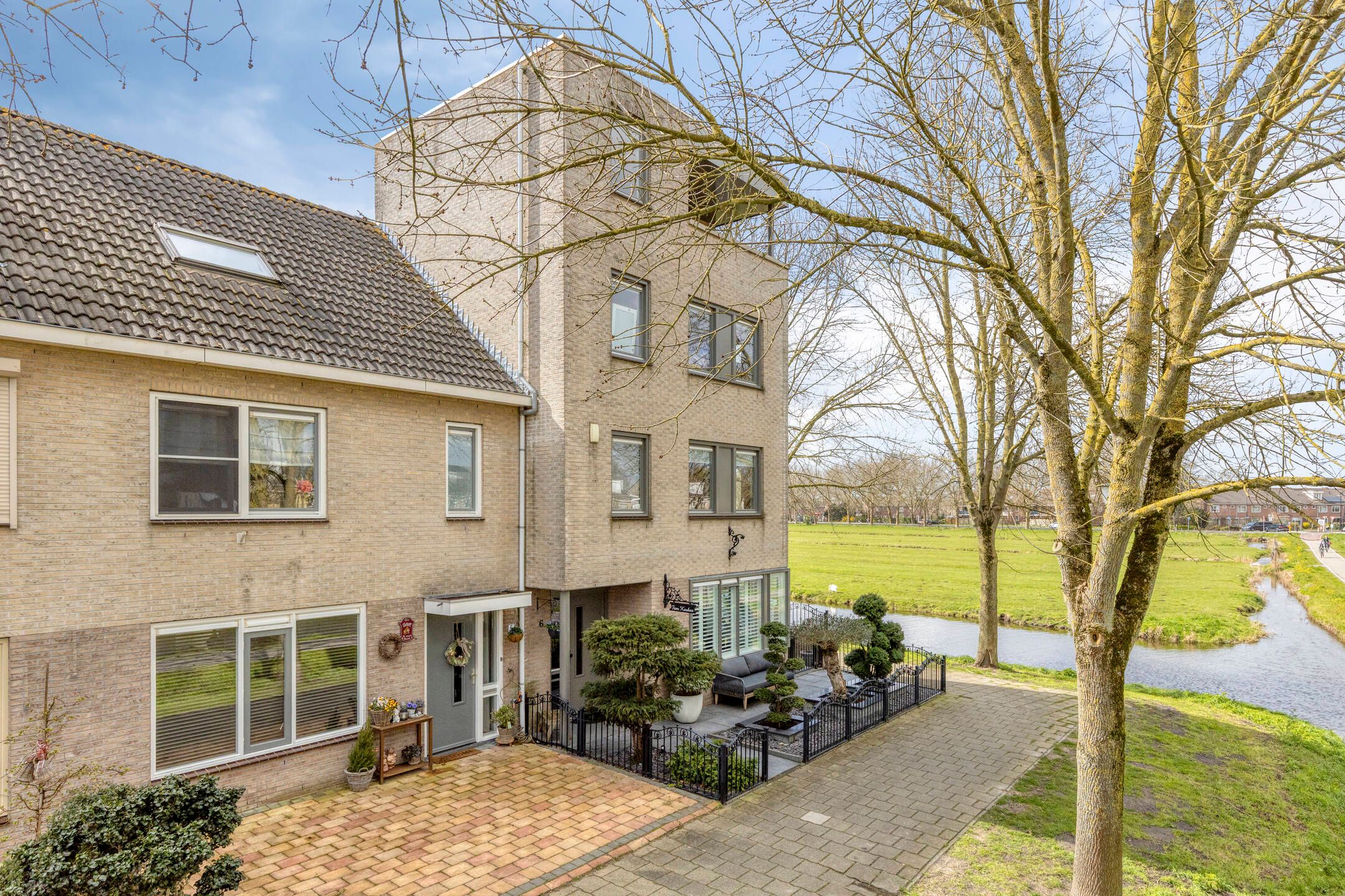Spacious Corner Home with Nature Views and Five Bedrooms in Volendam — 57
