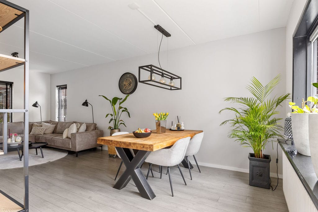 Move-in ready ground floor apartment with 2 bedrooms and sunny garden — 11