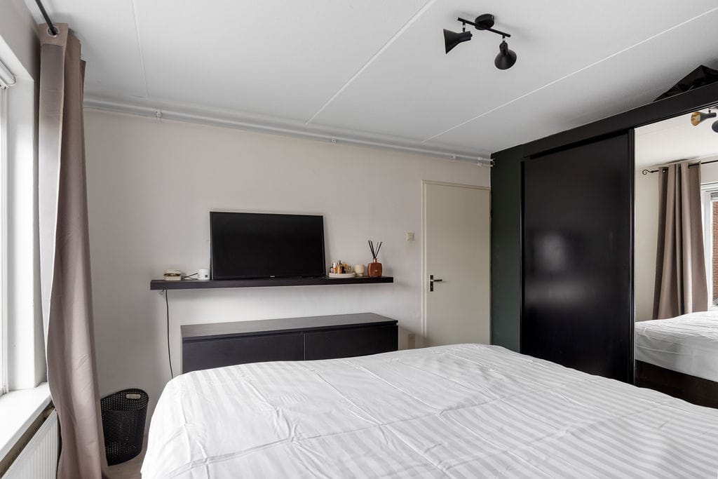 Move-in ready ground floor apartment with 2 bedrooms and sunny garden — 21