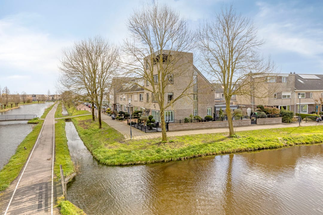 Spacious Corner Home with Nature Views and Five Bedrooms in Volendam — 56