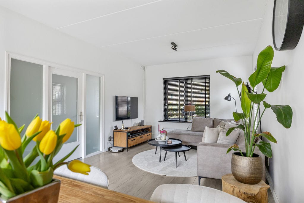 Move-in ready ground floor apartment with 2 bedrooms and sunny garden — 7