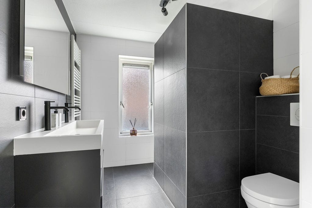 Move-in ready ground floor apartment with 2 bedrooms and sunny garden — 17