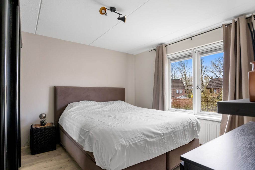 Move-in ready ground floor apartment with 2 bedrooms and sunny garden — 19