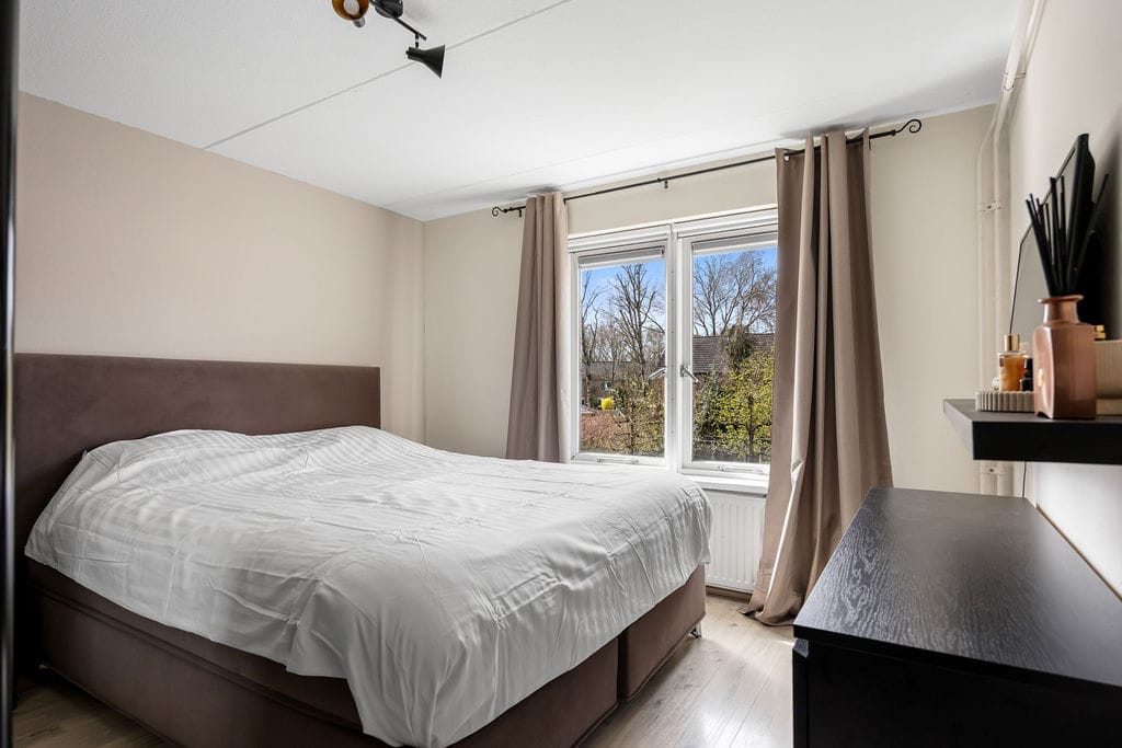 Move-in ready ground floor apartment with 2 bedrooms and sunny garden — 20