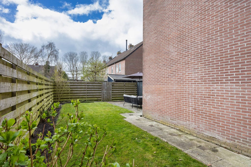 Move-in ready ground floor apartment with 2 bedrooms and sunny garden — 25