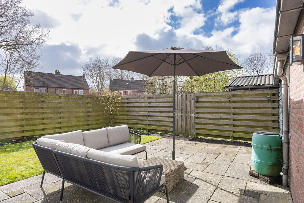 Move-in ready ground floor apartment with 2 bedrooms and sunny garden — 28