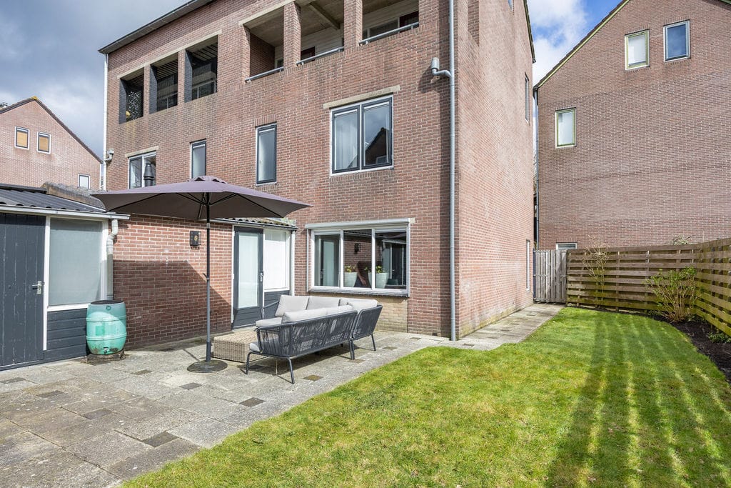 Move-in ready ground floor apartment with 2 bedrooms and sunny garden — 29