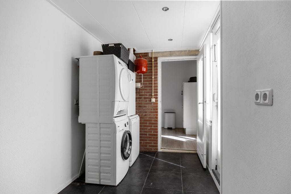 Move-in ready ground floor apartment with 2 bedrooms and sunny garden — 16