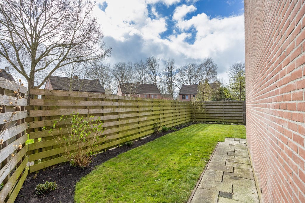 Move-in ready ground floor apartment with 2 bedrooms and sunny garden — 27
